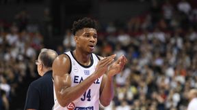 NBA. Wymowny prezent urodzinowy. Giannis Antetokounmpo dostał... zestaw długopisów