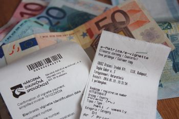Uważaj za granicą. Opłaty są obowiązkowe, a błąd kosztowny