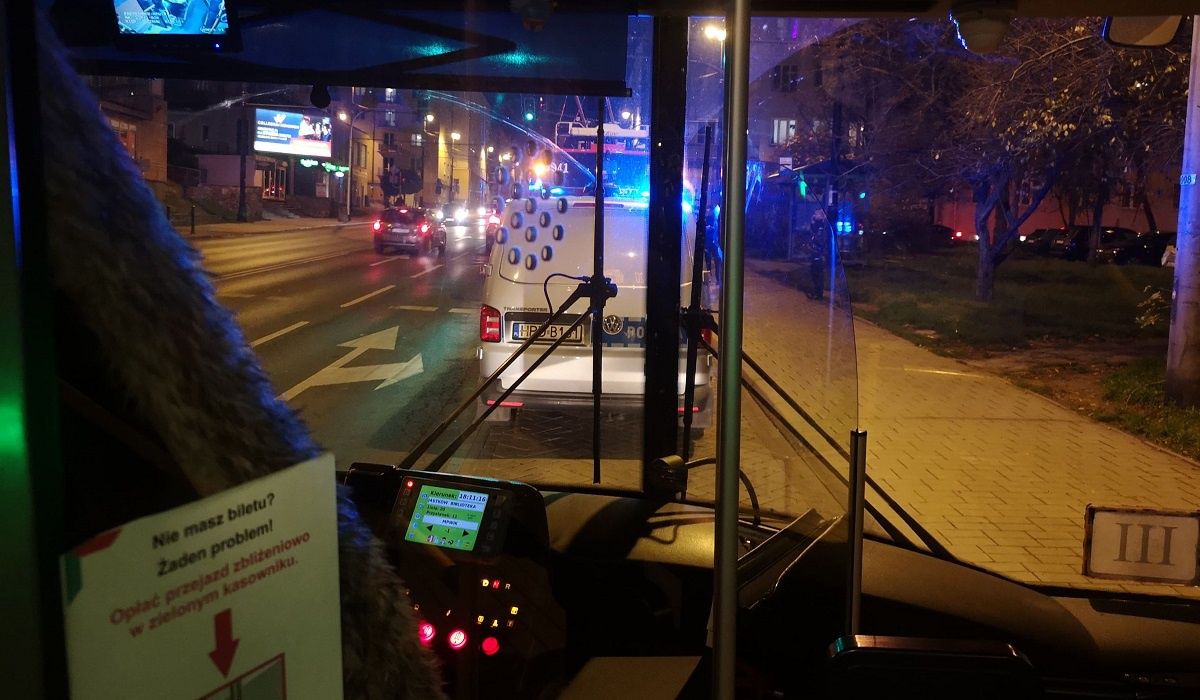 Wybili szybę w drzwiach trolejbusu i uciekli