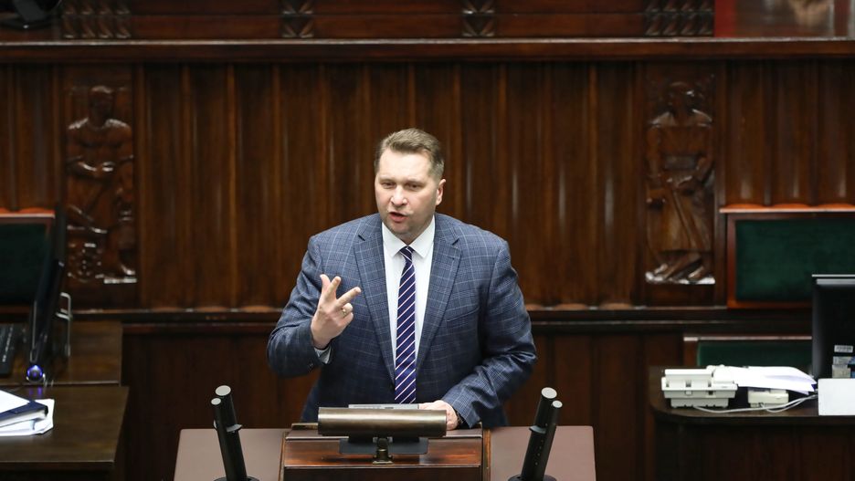 Warszawa, 08.12.2021. Minister edukacji i nauki Przemysław Czarnek na sali plenarnej Sejmu w Warszawie, 8 bm. Sejm wznowił przerwane w ub. tygodniu obrady. Posłowie zajmują się m.in. projektem ustawy o funduszu kompensacyjnym, który umożliwia zaszczepionym uzyskanie świadczenia pieniężnego w związku z zaistniałymi niepożądanymi odczynami, bez konieczności odwoływania się do postępowania przed sądami. (aldg) PAP/Wojciech Olkuśnik
