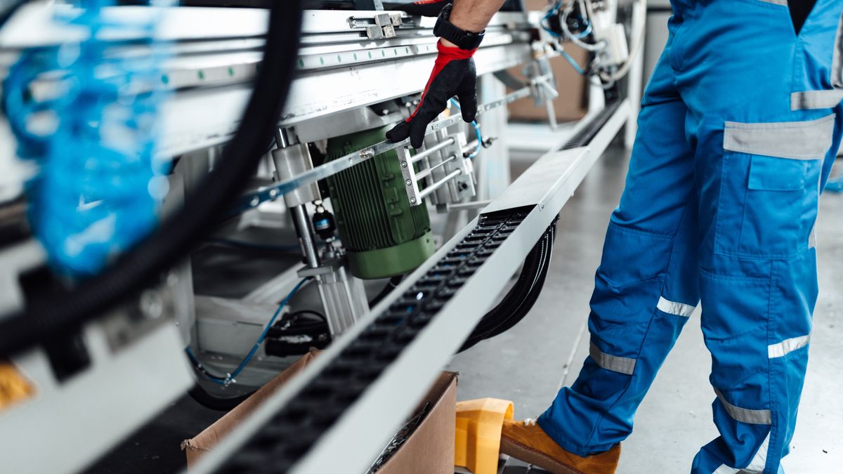 Na zdjęciu pracownik w fabryce