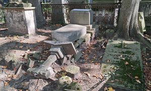 Zniszczony grób rodziny żony Adama Mickiewicza. Smutny widok na Starych Powązkach