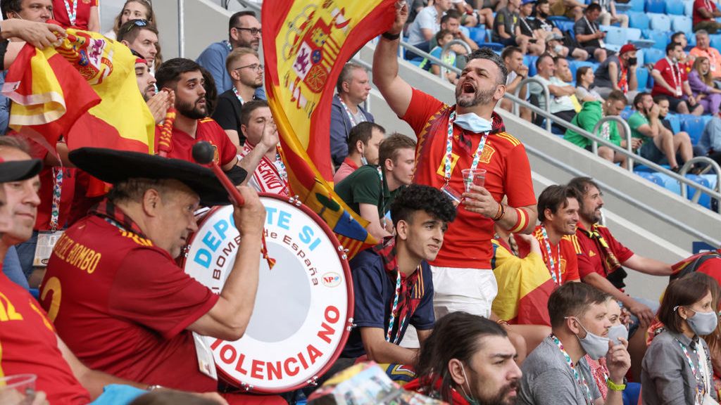 Zdjęcie okładkowe artykułu: Getty Images / Victor Boyko - UEFA / Na zdjęciu: kibice reprezentacji Hiszpanii