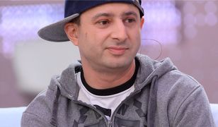 Wujek Samo Zło kiedyś pracował w TVN i MTV. Dziś handluje książkami na ulicy. "Wychodzę z nimi na miasto, gdy zabraknie mi kasy"