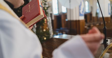 Orgia na plebanii. Biegli wydali opinię po skandalu w Dąbrowie Górniczej