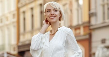 Bluzki z długim rękawem, które nigdy nie wyjdą z mody. Te modele warto mieć w swojej szafie