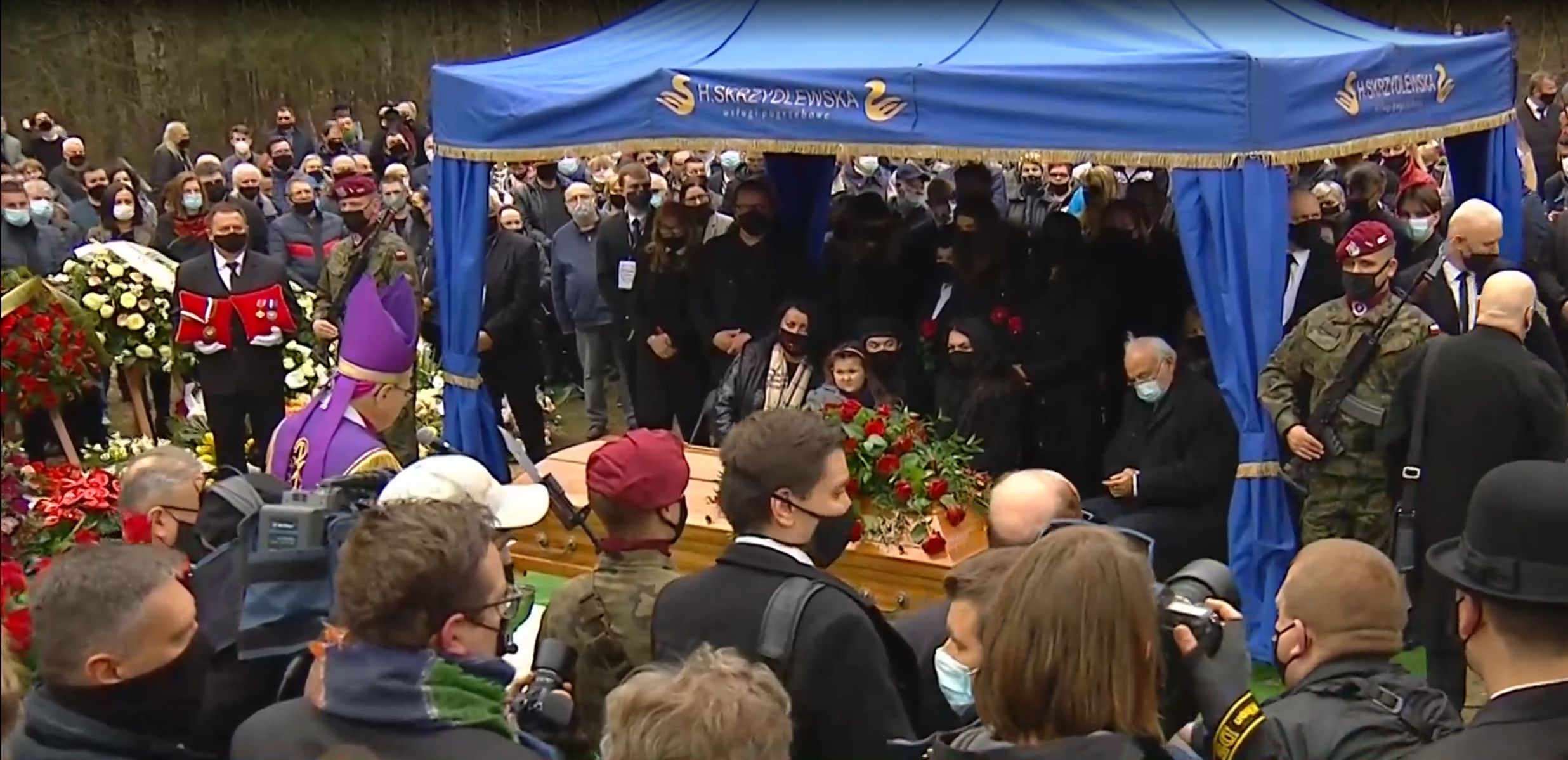 Tłumy na cmentarzu w Grotnikach