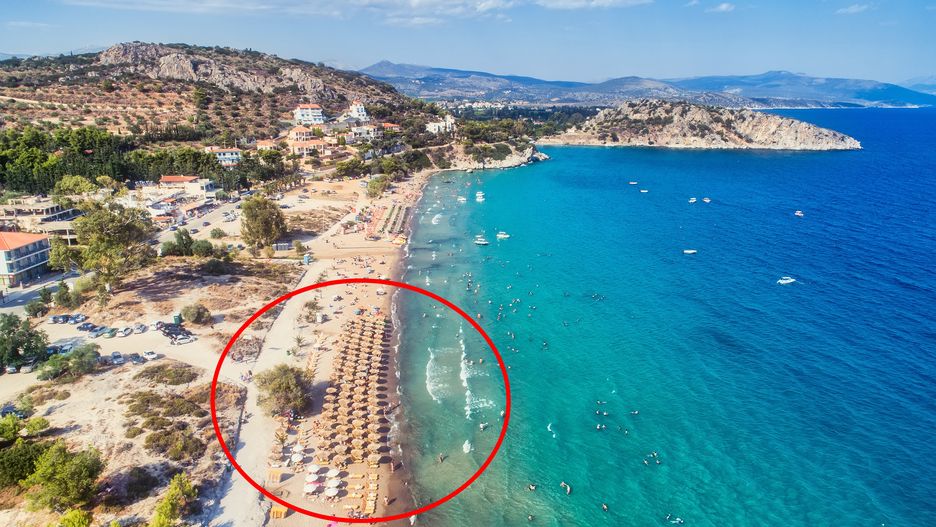 Wypełniona leżakami plaża na Peloponezie