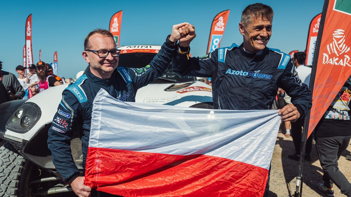 Zdjęcie okładkowe artykułu: Materiały prasowe / Hołowczyc Racing / Na zdjęciu: Łukasz Kurzeja (z lewej) i Krzysztof Hołowczyc