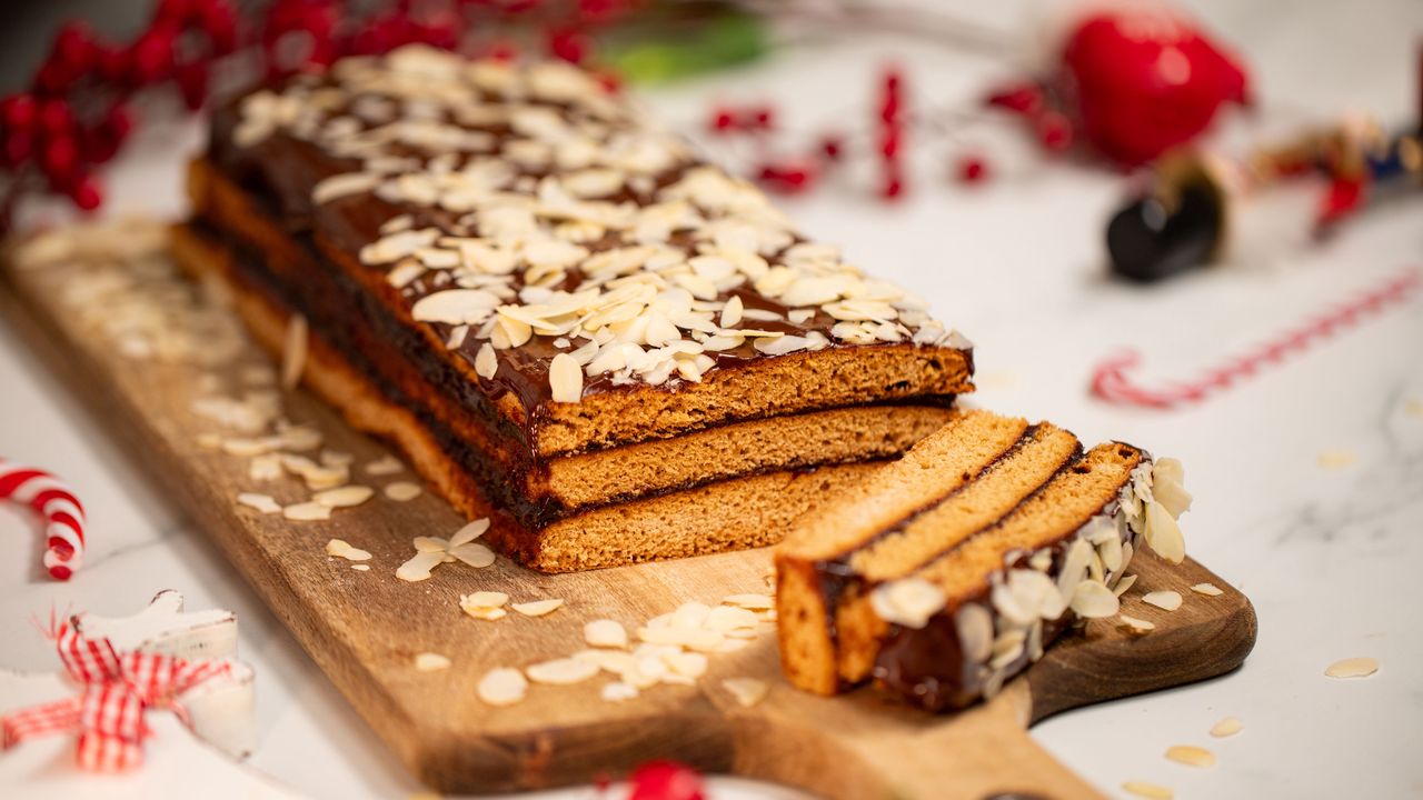 It is best to layer the gingerbread with plum jam.