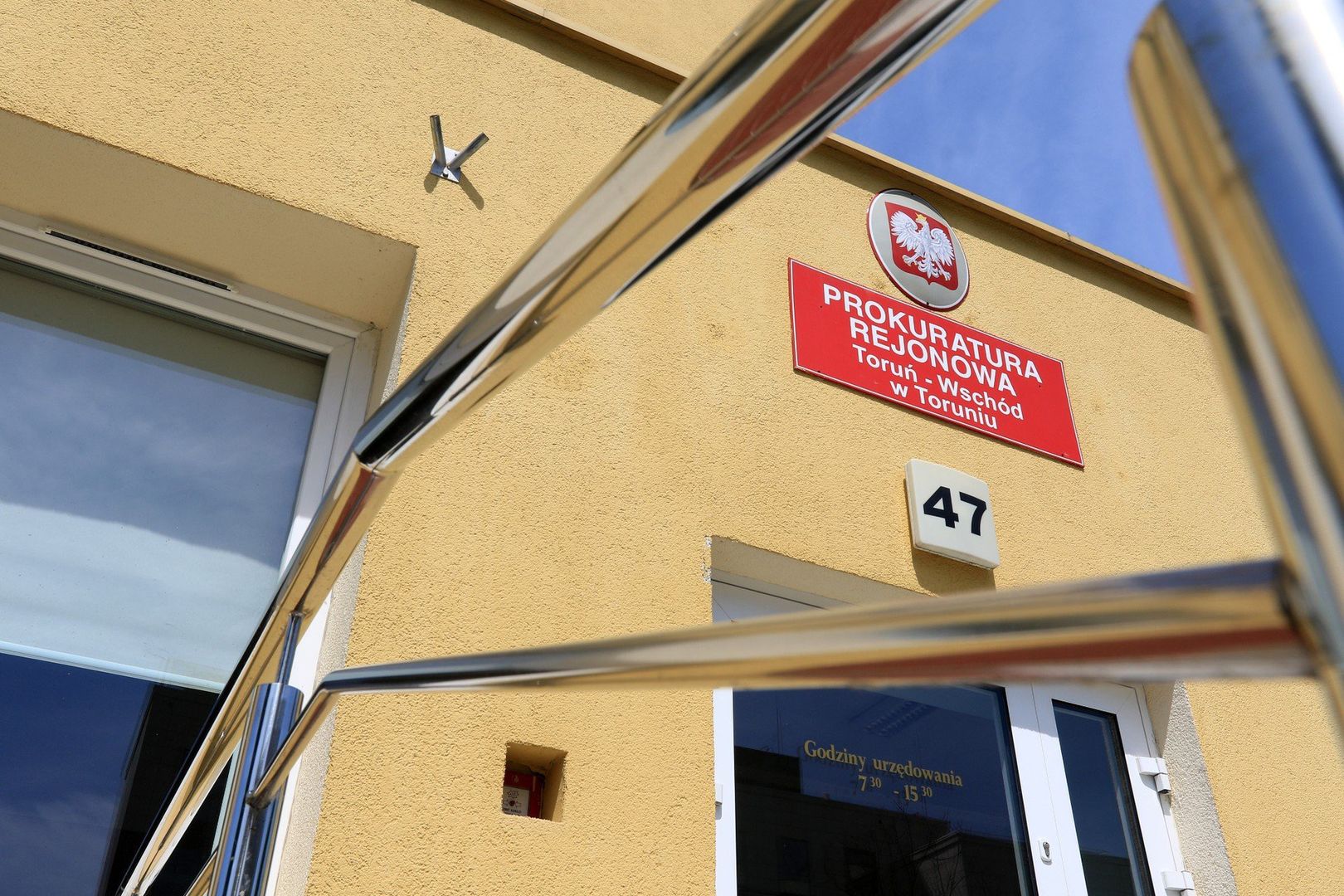 35-letni Paweł W. usłyszał już w Prokuraturze Rejonowej Toruń Wschód zarzut usiłowania zabójstwa i trafił do aresztu. Małżonkowie Marta i Filip S. są w szpitalu, w ciężkim stanie.