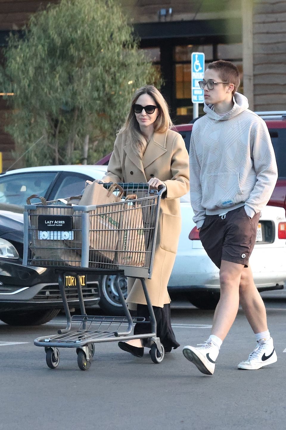 Angelina Jolie na zakupach z 16-letnim synem

