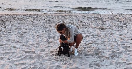 Urocza reakcja Krzysztofa Piątka pod fotką żony na plaży. "Kocham was"