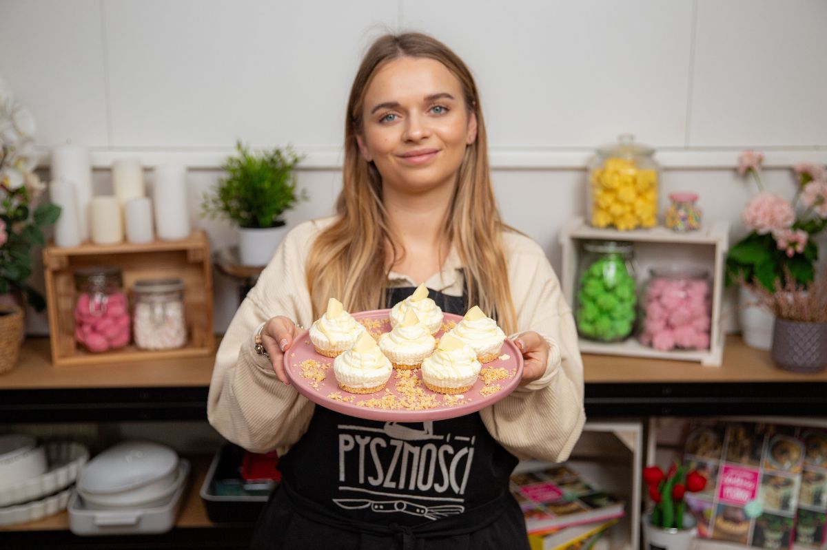 Indulge in Luxury: Easy-to-Make Mega White Chocolate Cupcakes