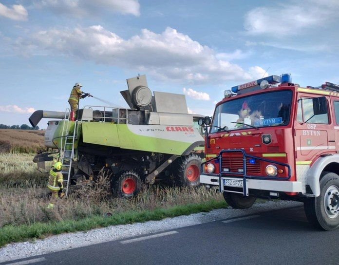 Młodasko: Kombajn stanął w ogniu podczas żniw. Szybka akcja strażaków