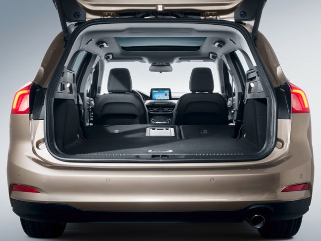 Nowy Ford Focus (2018) w wersji kombi ma jeden z największych bagażników w klasie.