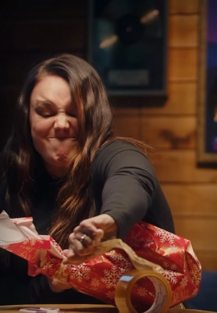 Ewa Farna pakuje prezent | fot. instagram.com/warnermusicpoland