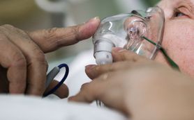 Wzrost liczby hospitalizowanych osób z powodu COVID-19. Ponad połowa dostępnych respiratorów jest zajęta