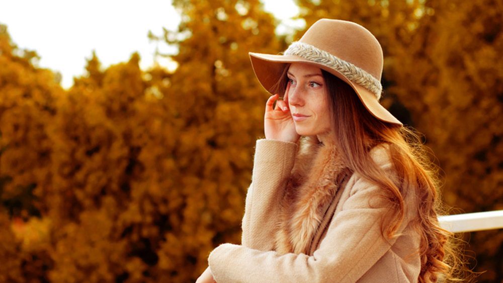 Do jasnego płaszcza z futrzanym kołnierzem będzie pasował kapelusz