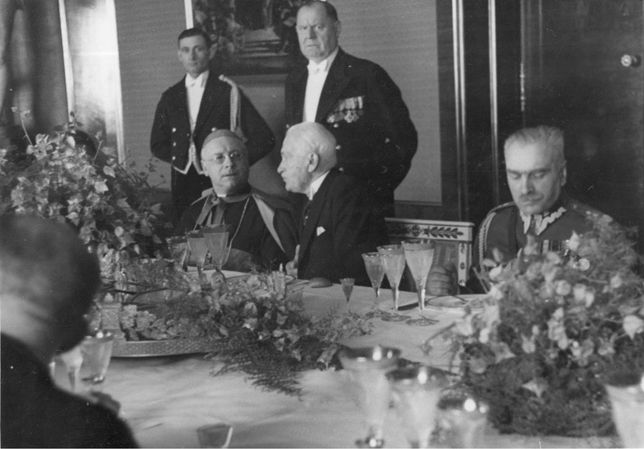 Audiencja pożegnalna nuncjusza apostolskiego ks. kard. Francesco Marmaggiego u prezydenta RP Ignacego Mościckiego, Kacper Michalski stoi drugi z lewej, 30 V 1936 rok. 