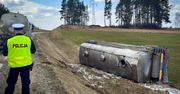 Białystok: Cysterna z mlekiem w rowie. Pijany kierowca Scanii wydmuchał blisko trzy promile