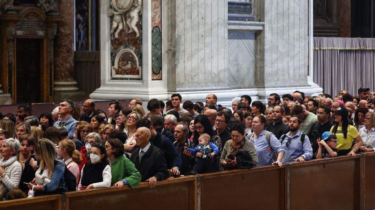 Tłumy wiernych oddają hołd papieżowi Franciszkowi
