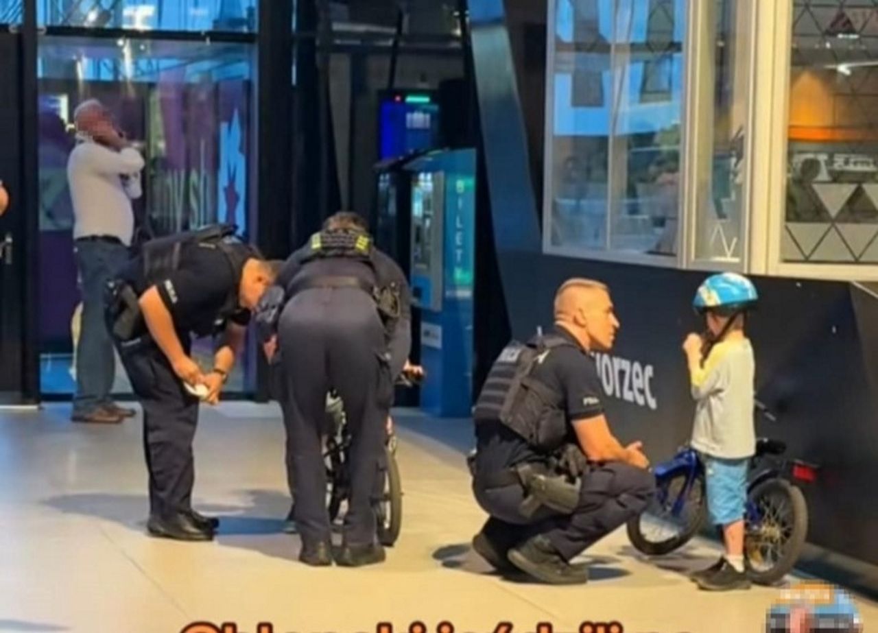 Zauważyła zagubione dzieci w okolicy dworca. Interweniowała policja