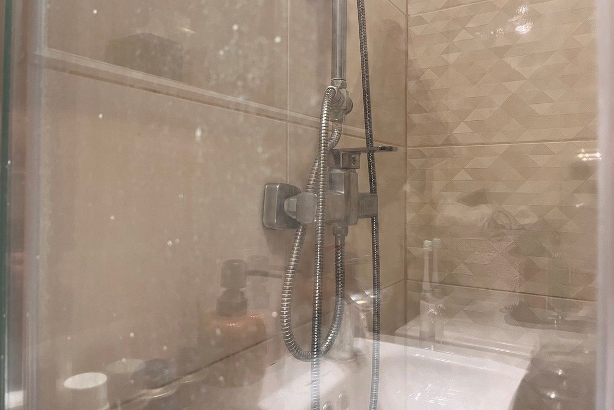 Domowy środek do czyszczenia prysznica szybko usuwa kamień. Fot. Genialne.pl