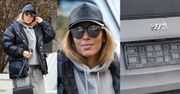 Ewa Chodakowska z torebką Chanel za 20 tysięcy mknie do PRZYBRUDZONEGO auta bez tablicy rejestracyjnej! (ZDJĘCIA)