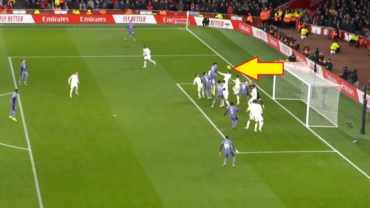 Twitter / Screen / Eleven Sports / Na zdjęciu: Jakub Kiwior strzela gola samobójczego w meczu Arsenal - Liverpool