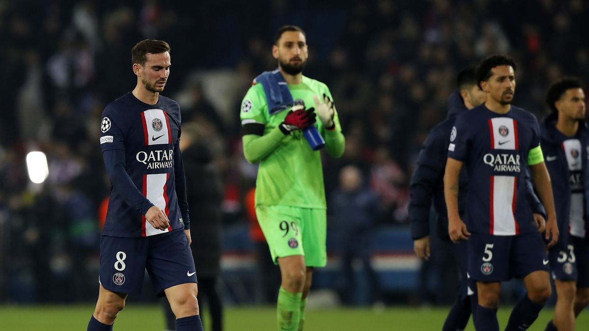 PAP/EPA / TERESA SUAREZ / Na zdjęciu: Fabian Ruiz (z lewej) i pozostali piłkarze PSG po porażce 0:1 z Bayernem w LM