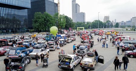 Katowice. Złombol wystartował. Setki starych samochodów ruszyły do Turcji