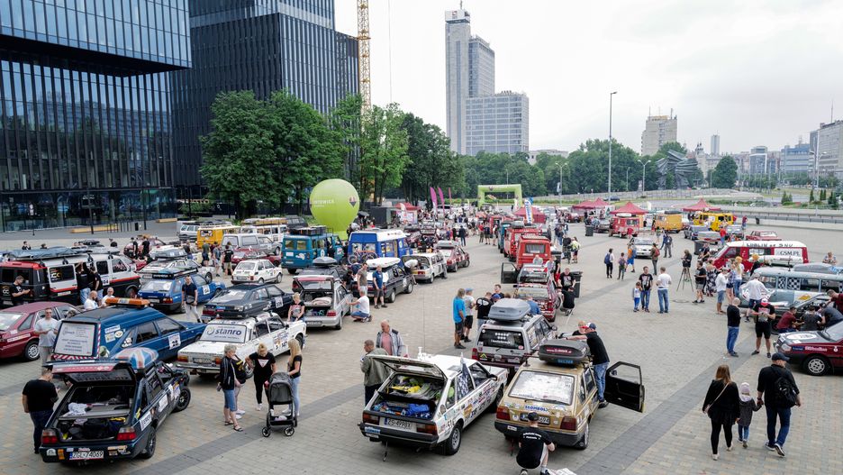 Katowice, 26.06.2021. Start największego na świecie charytatywnego rajdu zabytkowych samochodów "Złombol", 26 bm. spod katowickiego Spodka. W rajdzie z Katowic do Turcji Burhaniye, którego celem jest zbiórka pieniędzy na dzieci z domów dziecka, wyruszy 421 pojazdów komunistycznej produkcji. (mr) PAP/Andrzej Grygiel
