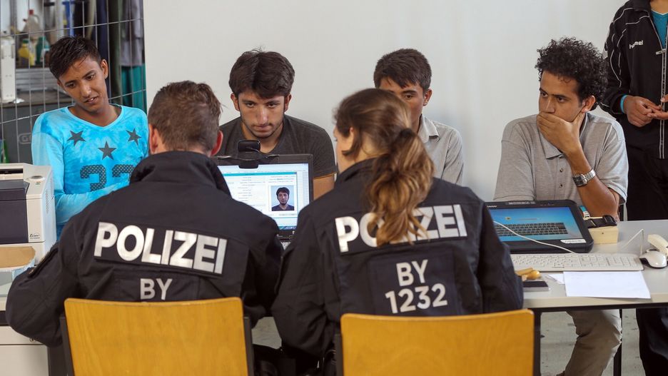 Deportacja migrantów.





centrum rejestracji uchodzcow migranci emigranci niemcy bawaria nielegalni azylanci imigranci rejestracja policja osrodek dla
Nickels/face to face