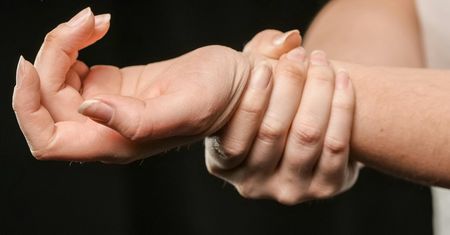 Drętwieją Ci palce w nocy? To może być zespół cieśni nadgarstka