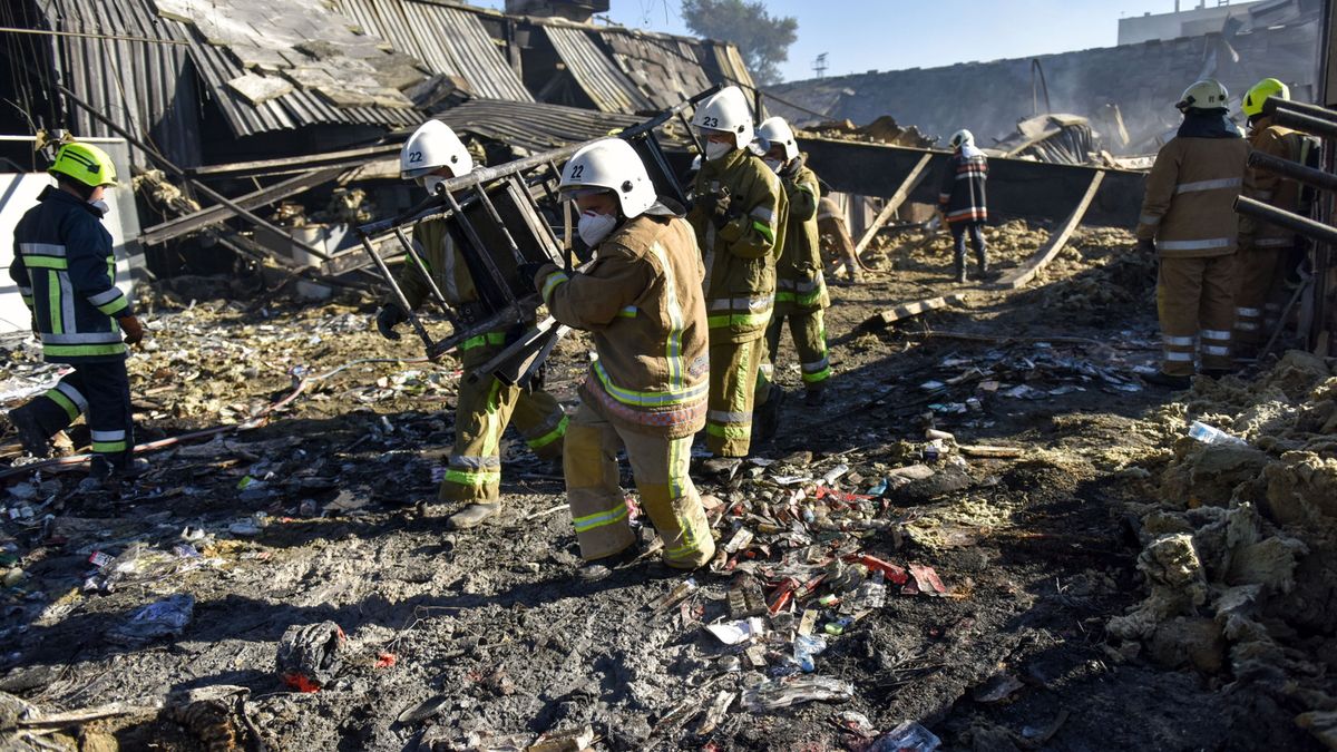 PAP/EPA / Na zdjęciu: Krzemieńczuk - zniszczone centrum handlowe
