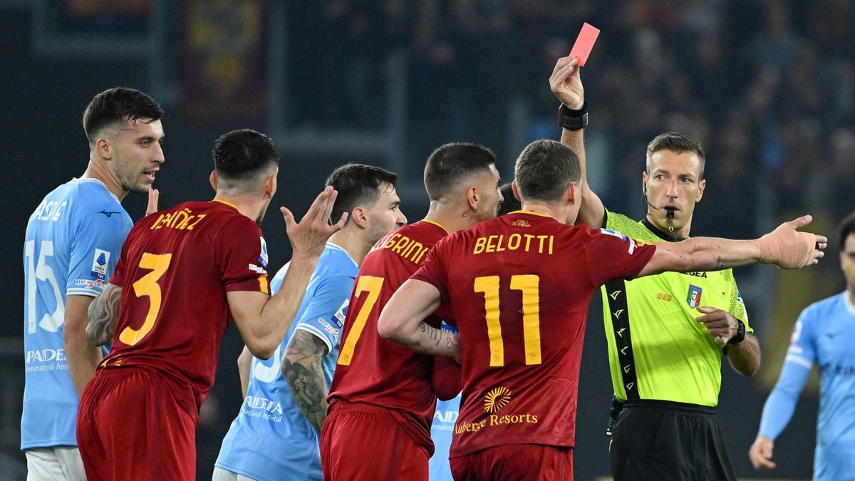 Sędzia Davide Massa pokazuje czerwoną kartkę Rogerowi Ibanezi (AS Roma)