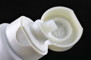 Jest w każdej aptece, a mało kto zna. Robi cuda z cerą