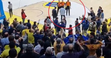 Sędziowie w potrzasku. Kibice zabarykadowali wejście do szatni