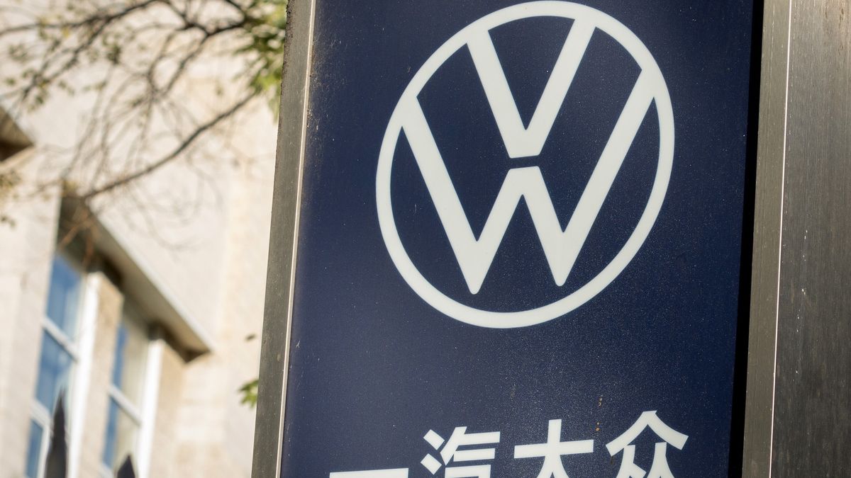 The logo of the German automotive group Volkswagen is displayed on an office in Beijing, China, 27 October 2026. EPA/JESSICA LEE Dostawca: PAP/EPA.