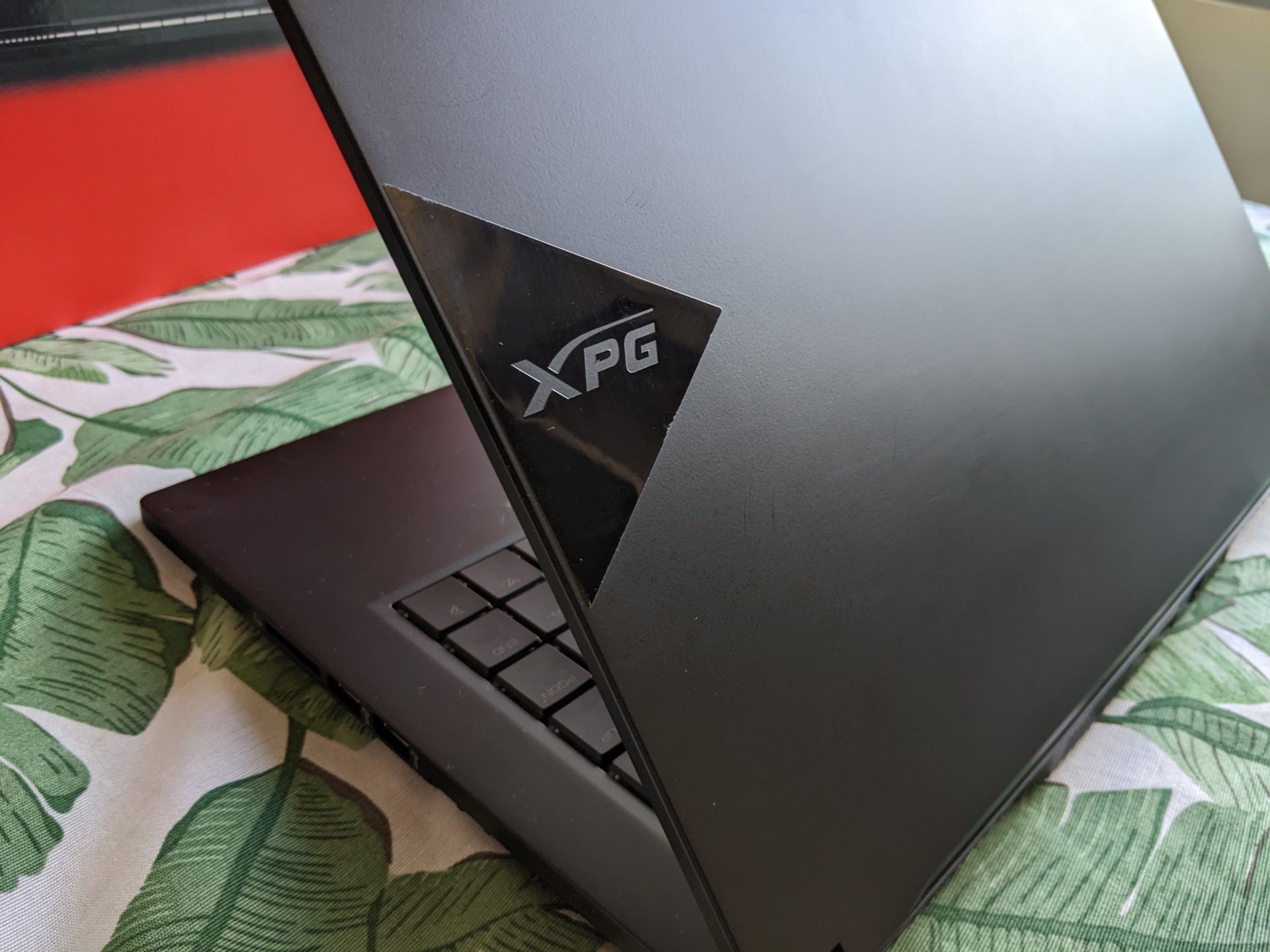Górna pokrywa z logo producenta