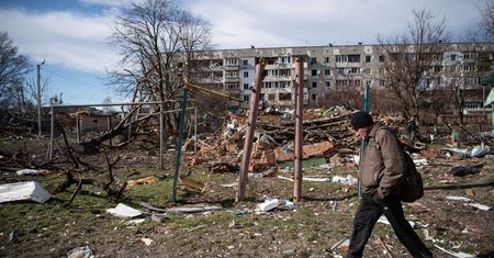 Rosyjscy wojskowi sprzedają splądrowane ukraińskie sprzęty na bazarach