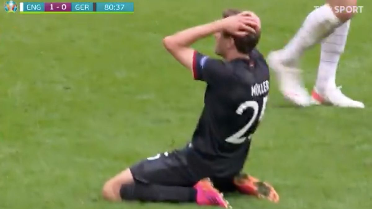 Twitter / Twitter/TVP Sport / Thomas Mueller nie może uwierzyć, że zmarnował stuprocentową sytuację.