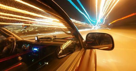 Ponad 150 km/h w terenie zabudowanym. Kierowca stracił prawo jazdy. Dostał też mandat i punkty karne