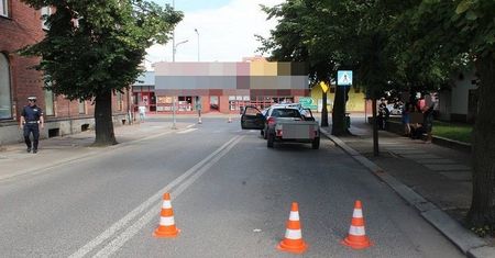Kuriozalny rozbój w Chojnowie. Uciekł z łupem wprost pod samochód