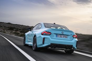 BMW M2 zyskało napęd na cztery koła. Jest szybsze, ale i rzecz jasna droższe