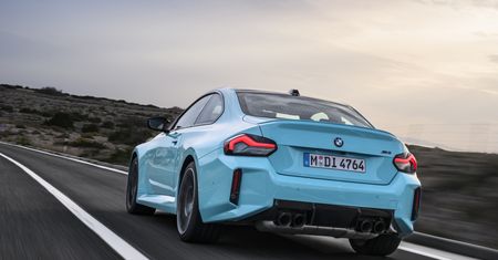 BMW M2 zyskało napęd na cztery koła. Jest szybsze, ale i rzecz jasna droższe