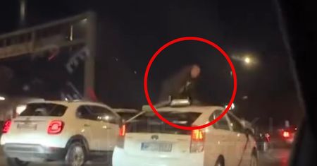 Nagle wskoczył na jadące auto. Przerażający widok z warszawskiej Woli