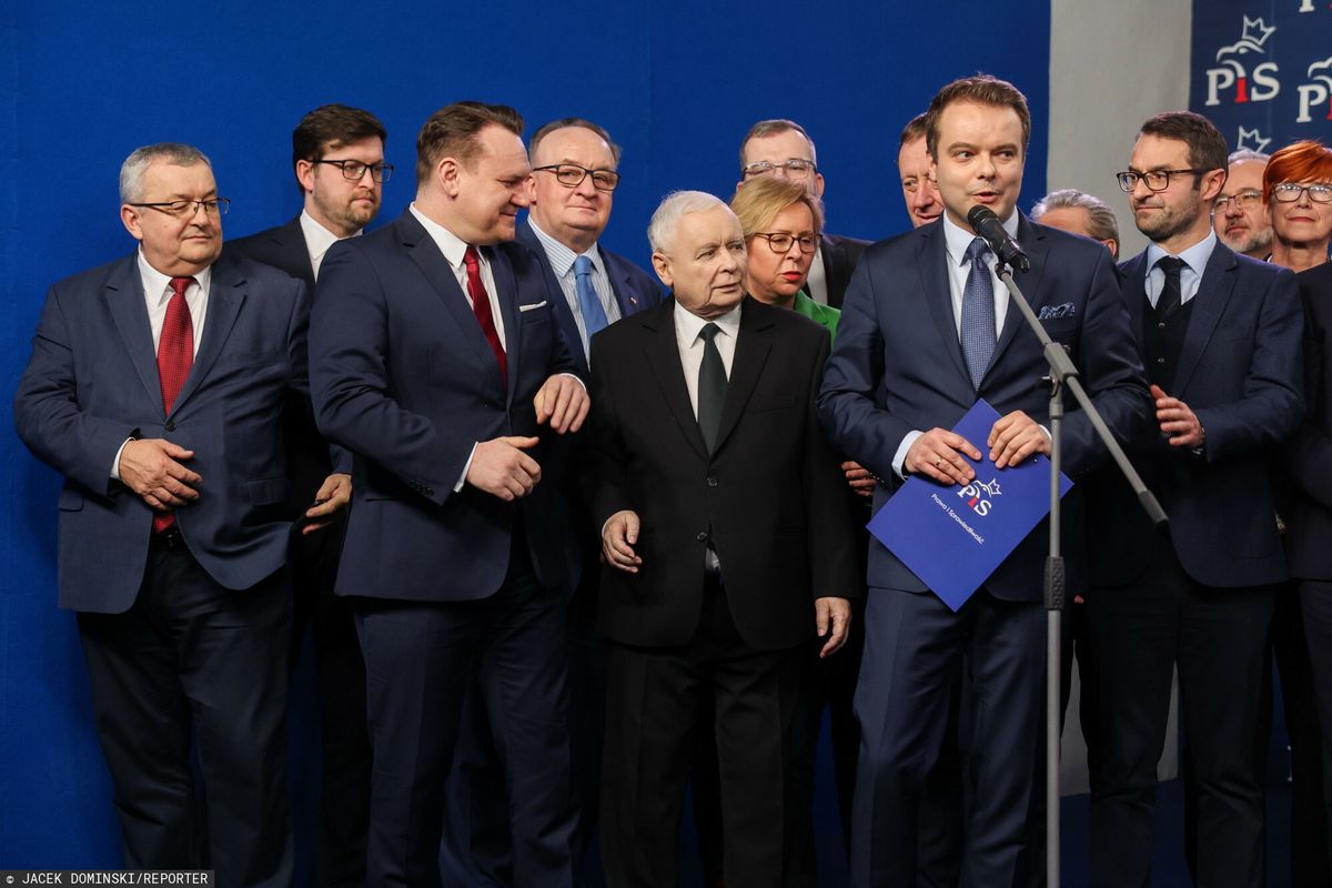 Jarosław Kaczyński w otoczeniu europosłów PiS