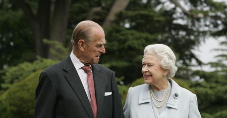 Królowa Elżbieta II i książę Filip byli ze sobą na dobre i na złe. W tym roku monarchini spędzi pierwszą rocznicę ślubu bez męża